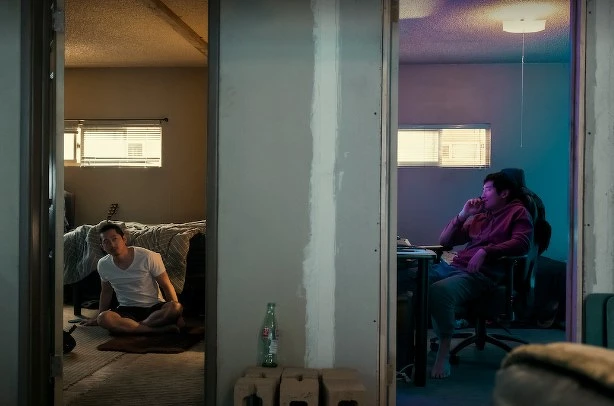 丹尼(左)隔著牆好奇保羅(右)在做什麼，丹尼內心深處希望保羅永遠和他一樣就好了