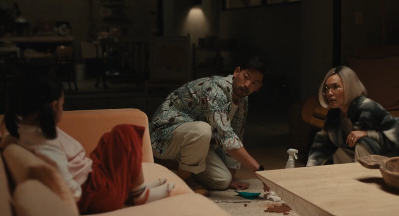 喬治(中)蹲在地上清理女兒嘔吐物，愛美(右)責備女兒說謊，很像小時候的自己不承認偷糖吃