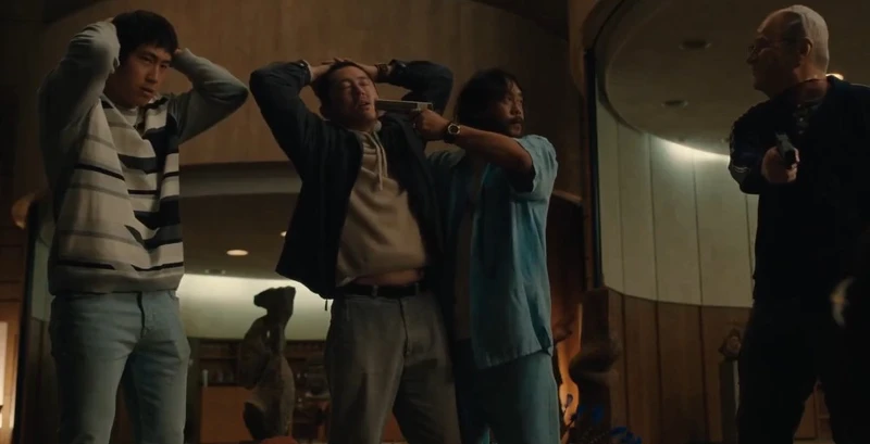 保羅(左一)和丹尼(左二)被表哥艾賽克(右二)抓住當代罪羔羊