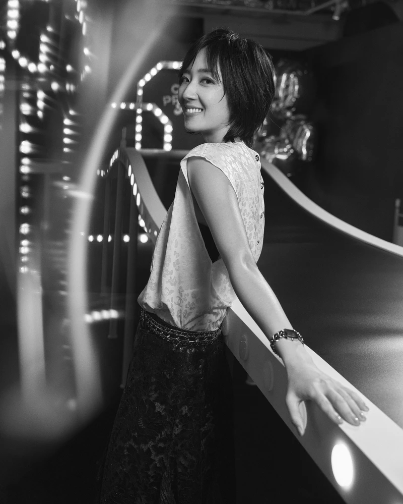 穿戴香奈兒2022/23 Métiers d'art工坊系列、Première腕錶-原創款、Comète Spirale耳環(All By Chanel)