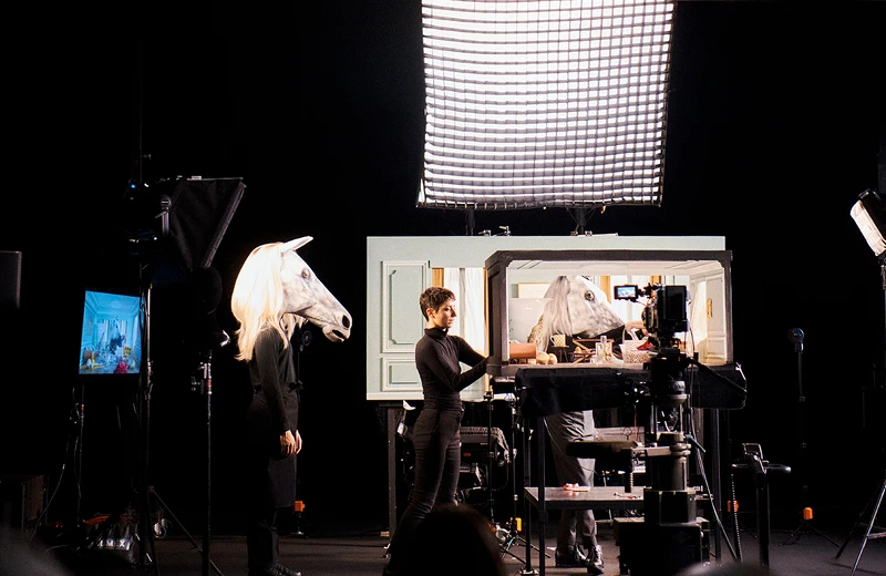 比利時導演 Jaco Van Dormael 和編舞家 Michèle Anne De Mey 合力構築的愛馬仕奇幻宇宙。 比利時導演 Jaco Van Dormael 和編舞家 Michèle Anne De Mey 合力構築的愛馬仕奇幻宇宙。