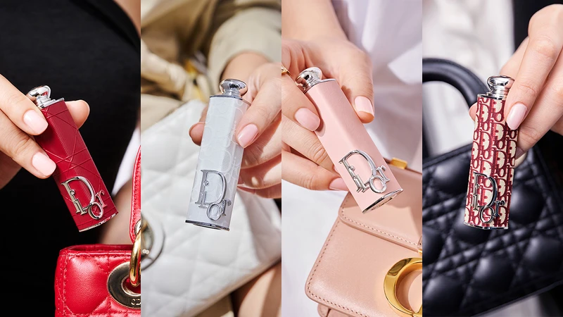 (由左至右) 迪奧癮誘唇膏外殼 粉色蒙田 售價NT$1050;迪奧癮誘唇膏外殼 前衛時尚白 售價NT$1050;迪奧癮誘唇膏外殼 緋紅藤格紋 售價NT$1050;迪奧癮誘唇膏外殼 勃根地緹花,售價NT$1650 (由左至右) 迪奧癮誘唇膏外殼 粉色蒙田 售價NT$1050;迪奧癮誘唇膏外殼 前衛時尚白 售價NT$1050;迪奧癮誘唇膏外殼 緋紅藤格紋 售價NT$1050;迪奧癮誘唇膏外殼 勃根地緹花,售價NT$1650