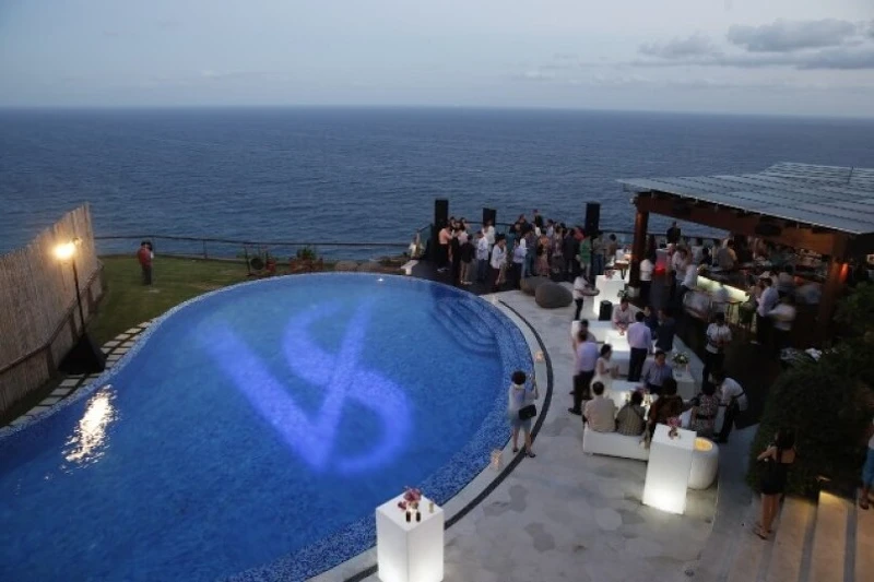 在泳池內更有一對新人的英文名縮寫VS(Vivian & Sean)用投影燈打亮水面，還會不時變換顏色。