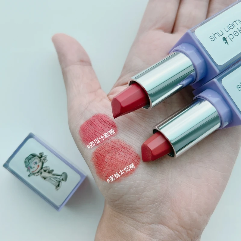 shu uemura植村秀X Peko無色限緞光極潤唇膏手部試色。