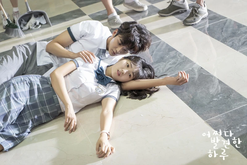 《意外發現的一天》路雲(後) 金惠奫(前)演情侶 《意外發現的一天》路雲(後) 金惠奫(前)演情侶
