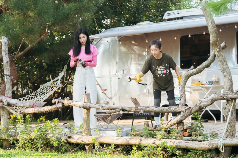 楊謹華、林心如初嘗劈柴生火體驗。圖／TVBS提供