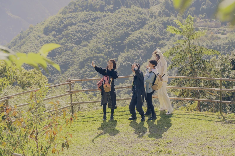 一卡行李、一個小包包一群再熟悉不過的好友一起走入山林一起俯拾台灣美景。圖／TVBS提供