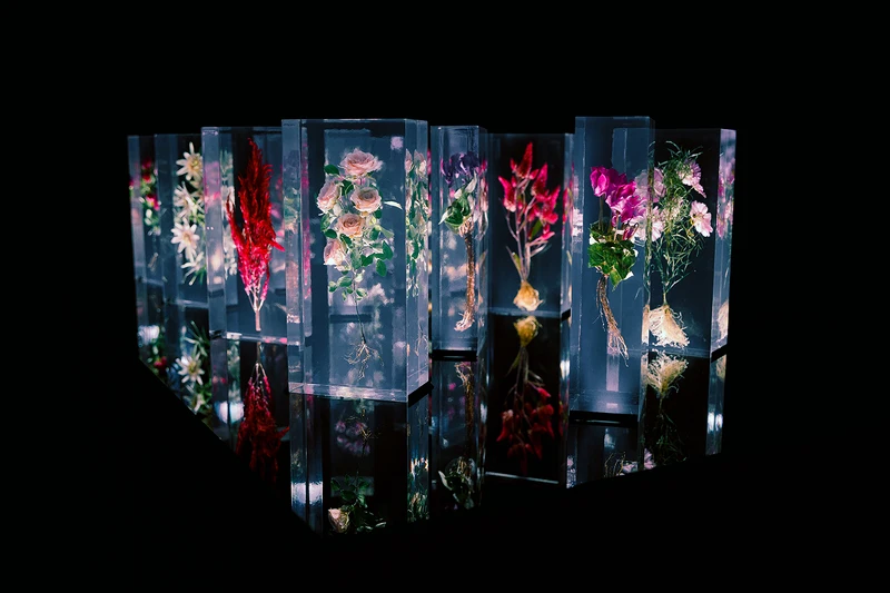 〈BLOCK FLOWERS〉系列表現了將時間凝結後封存花朵的細節。