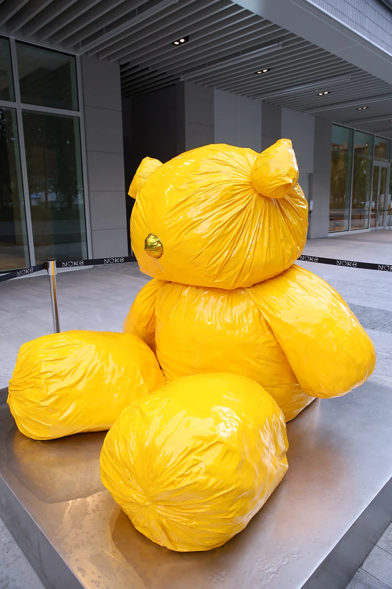 《像熊一樣的雕塑》。