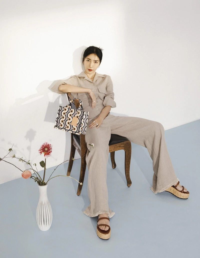 黃麻連身褲，Max Mara；編織厚底涼鞋，印花手拿包，both by CHARLES & KEITH；Quatre Black 手鍊、耳環；Quatre 戒指，all by Boucheron。