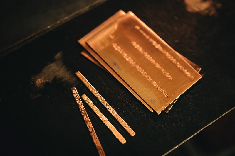 筆身的雕紋設計以蘭花點綴於蜿蜒的蔓草之中 筆身的雕紋設計以蘭花點綴於蜿蜒的蔓草之中