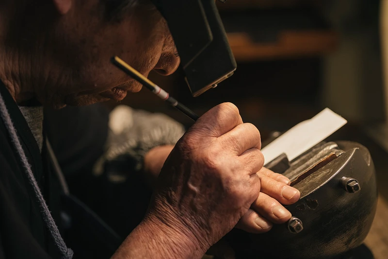 百年歷史伊藤鋼雕刻所第三代傳人伊藤充浩,進行極具挑戰的錺金具手工技法雕刻工事 百年歷史伊藤鋼雕刻所第三代傳人伊藤充浩,進行極具挑戰的錺金具手工技法雕刻工事