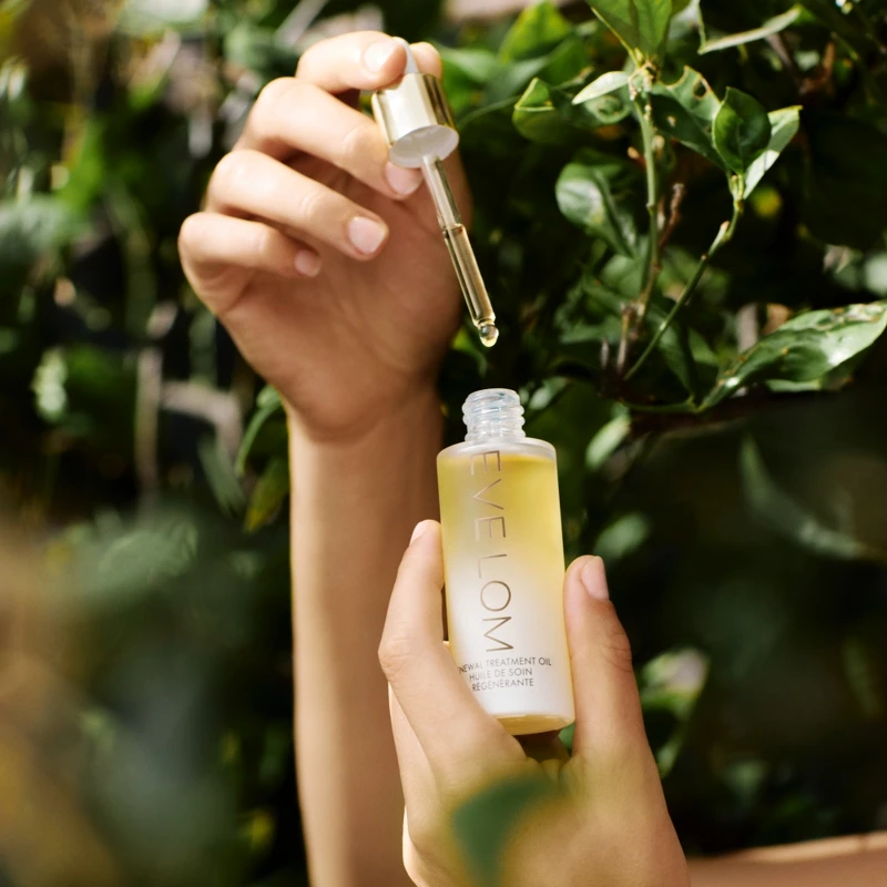 EVE LOM全能逆時活顏精露情境圖。 EVE LOM全能逆時活顏精露情境圖。