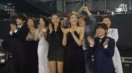 廉惠蘭因《山茶花開時》入圍百想，身著白色蕾絲禮服(中)嶄露好身材，一點都不大嬸