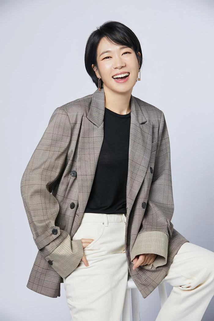 從年輕就蹲劇團研磨大嬸角色，現在宛如回春是漂亮小阿姨