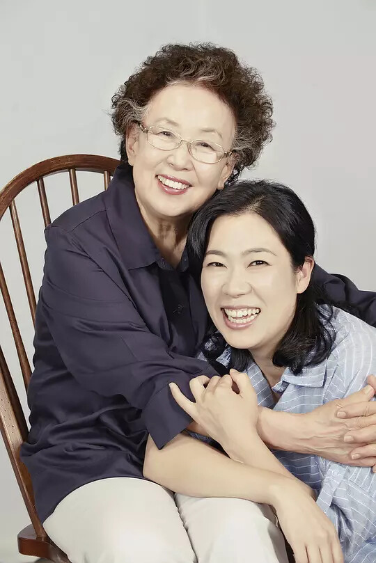 廉惠蘭(右)、羅文姬(左)在《我親愛的朋友們》中演母女