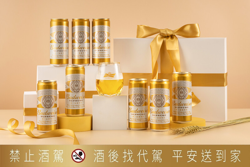 百威金尊「用心為此刻，獻禮520」禮盒，內含百威金尊330mL罐裝8入、百威金尊品牌專屬玻璃杯一只。圖 / 百威金尊提供。【禁止酒駕 未滿十八歲者，禁止飲酒】