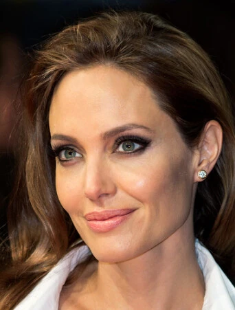 好萊塢明星Angelina Jolie穿戴Elsa Peretti Diamonds by the Yard系列鑽石耳環出席於倫敦舉辦2014年BAFTA Awards。 好萊塢明星Angelina Jolie穿戴Elsa Peretti Diamonds by the Yard系列鑽石耳環出席於倫敦舉辦2014年BAFTA Awards。