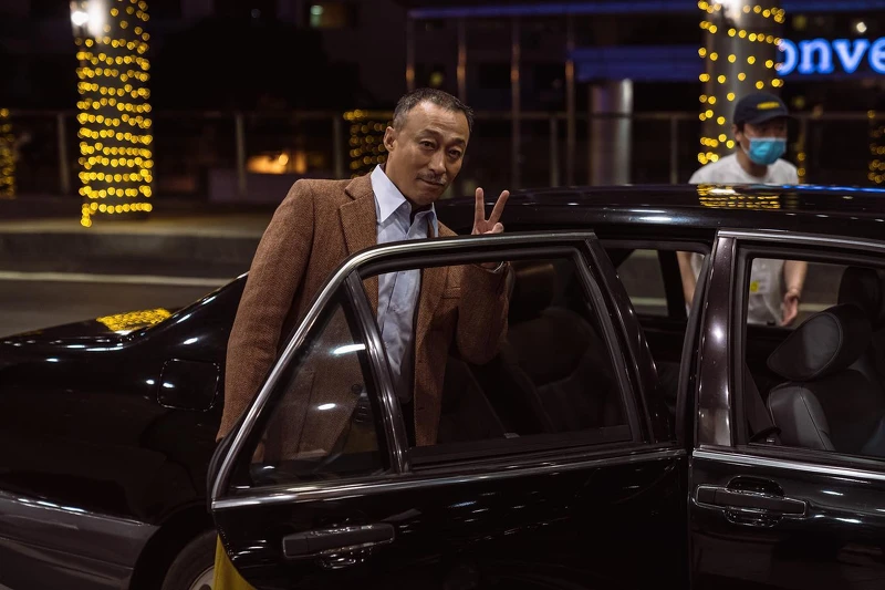 《闇黑對決》幕後花絮照，李星民真的很像很會喝的老大啊！