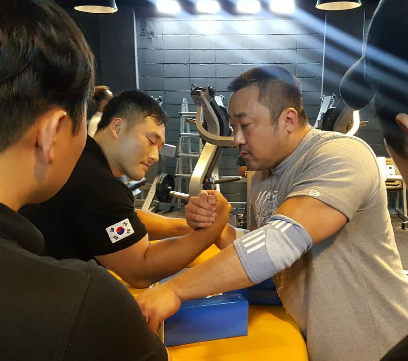 馬東石(右)固定靠腕力、重訓維持壯碩的上臂肌肉 馬東石(右)固定靠腕力、重訓維持壯碩的上臂肌肉