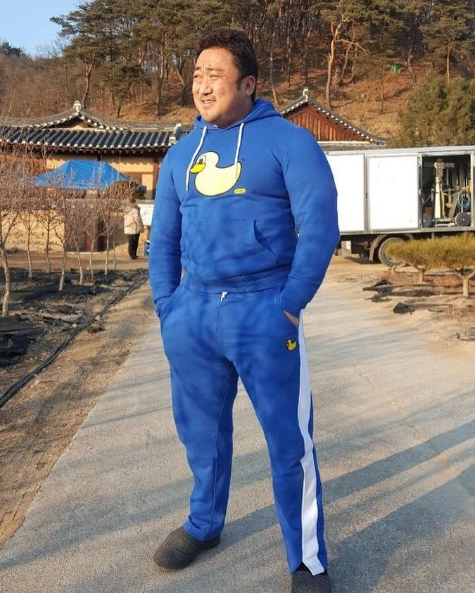 《兄弟》馬東石飾演穿著體育服的歷史老師 《兄弟》馬東石飾演穿著體育服的歷史老師