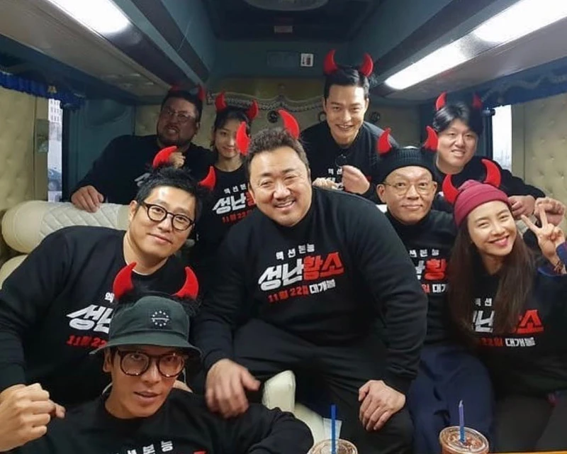 馬東石(中)與宋智孝(右)主演《非賣品》宣傳花絮照,電影本片可不是開心笑得出來的戲 馬東石(中)與宋智孝(右)主演《非賣品》宣傳花絮照,電影本片可不是開心笑得出來的戲