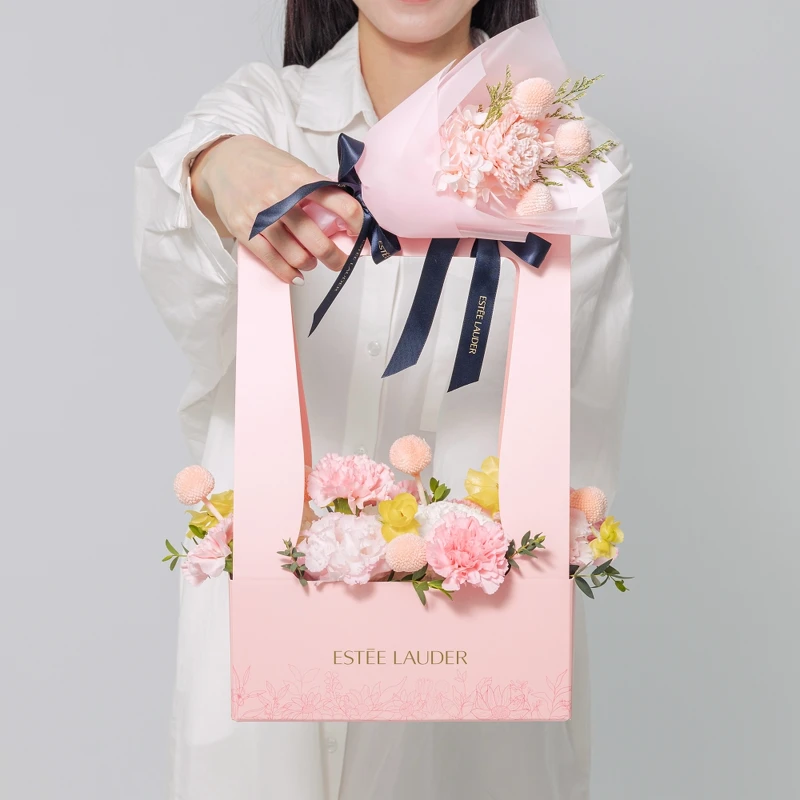 雅詩蘭黛消費符合指定條件即贈精緻花禮，加乘送禮儀式感。