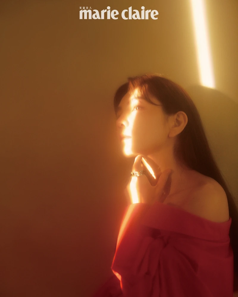 紅色斗篷設計襯衫式長洋裝，Valentino。B.zero1 系列玫瑰金三環鑽石戒指，玫瑰金三環戒指，外圈飾以密鑲鑽石、B.zero1 Rock系列玫瑰金鑽石戒指，both by BVLGARI。