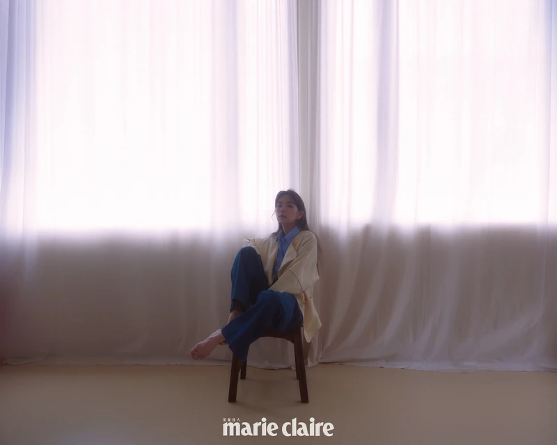 象牙色外套、天藍色棉質襯衫、牛仔褲，all by Gucci。