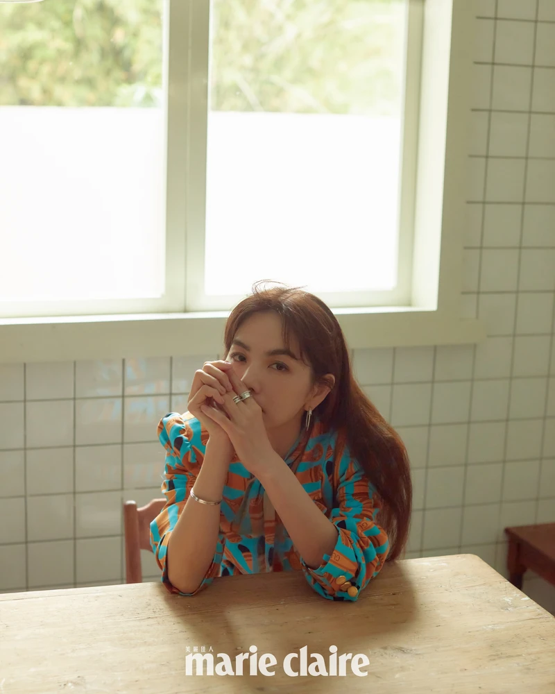 印花長袖墊肩夾克、印花蝴蝶結襯衫，both by Gucci。B.zero1 白金鑽石耳環、B.zero1 系列白金三環鑽石戒指，白K金三環戒指，外圈飾以密鑲鑽石、B.zero1系列玫瑰金三環鑽石戒指、B.zero1 系列白金手環，all by BVLGARI。