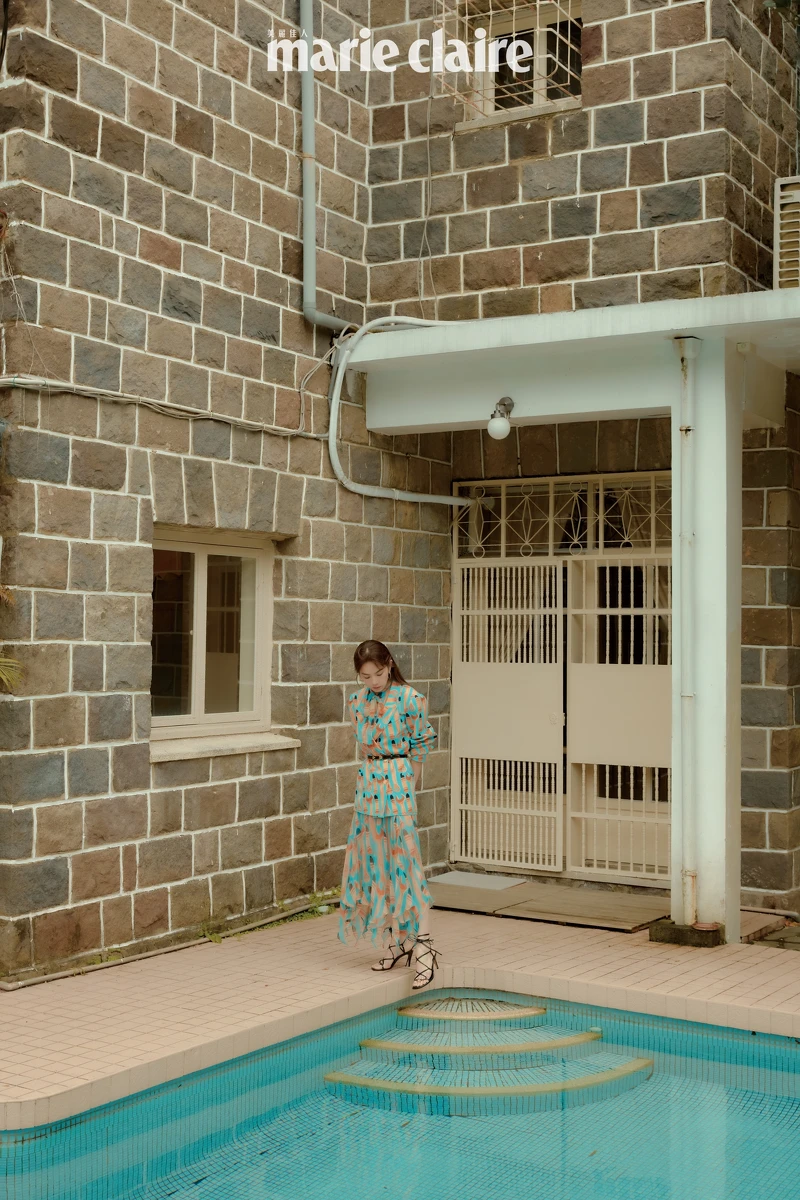 印花長袖墊肩夾克、印花蝴蝶結襯衫、印花中長裙、繫帶高跟鞋、腰帶，all by Gucci。B.zero1 白金鑽石耳環、B.zero1 系列白金三環鑽石戒指，白K金三環戒指，外圈飾以密鑲鑽石、B.zero1系列玫瑰金三環鑽石戒指、B.zero1 系列白金手環，all by BVLGARI。