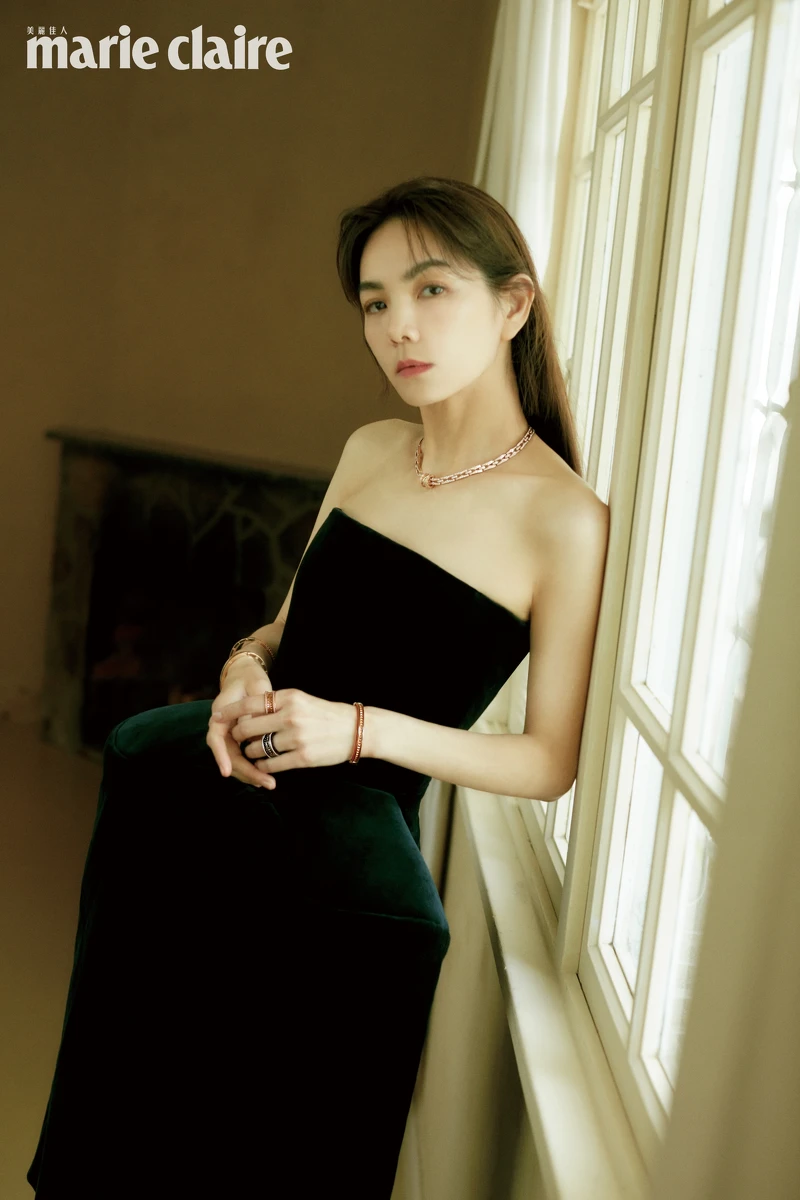 深藍色立體結構裙身設計絲絨洋裝，Loewe。B.zero1 Rock 系列玫瑰金鑽石項鍊、B.zero1 Rock 系列黑陶瓷三環鑽石戒指、B.zero1 Rock 系列玫瑰金鑽石戒指、B.zero1 Rock 系列玫瑰金鑽石手環、B.zero1 系列玫瑰金黑陶瓷手環、B.zero1 系列玫瑰金鏤空手環，all by BVLGARI。