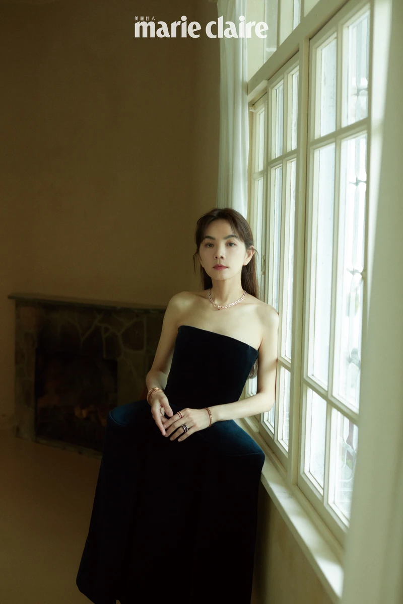 深藍色立體結構裙身設計絲絨洋裝，Loewe。B.zero1 Rock 系列玫瑰金鑽石項鍊、B.zero1 Rock 系列黑陶瓷三環鑽石戒指、B.zero1 Rock 系列玫瑰金鑽石戒指、B.zero1 Rock 系列玫瑰金鑽石手環、B.zero1 系列玫瑰金黑陶瓷手環、B.zero1 系列玫瑰金鏤空手環，all by BVLGARI。