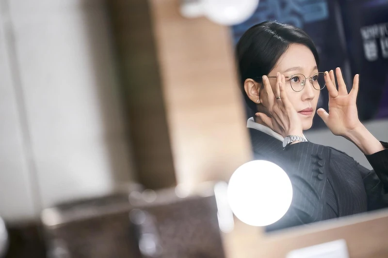 《造后者》徐敏廷是個靠擺拍、包裝的假公僕 《造后者》徐敏廷是個靠擺拍、包裝的假公僕