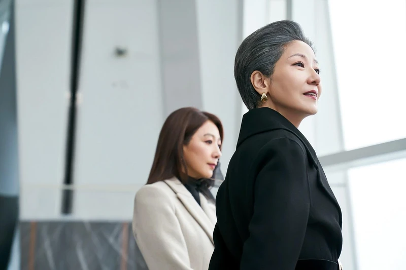 《造后者》孫會長(右) 即使再疼愛黃導譆(左),丟棄時毫不眨眼 《造后者》孫會長(右) 即使再疼愛黃導譆(左),丟棄時毫不眨眼