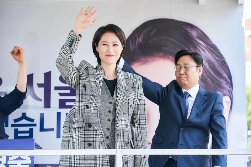 《造后者》吳景淑站上宣傳車勤走基層,用最草根的方式接觸選民 《造后者》吳景淑站上宣傳車勤走基層,用最草根的方式接觸選民