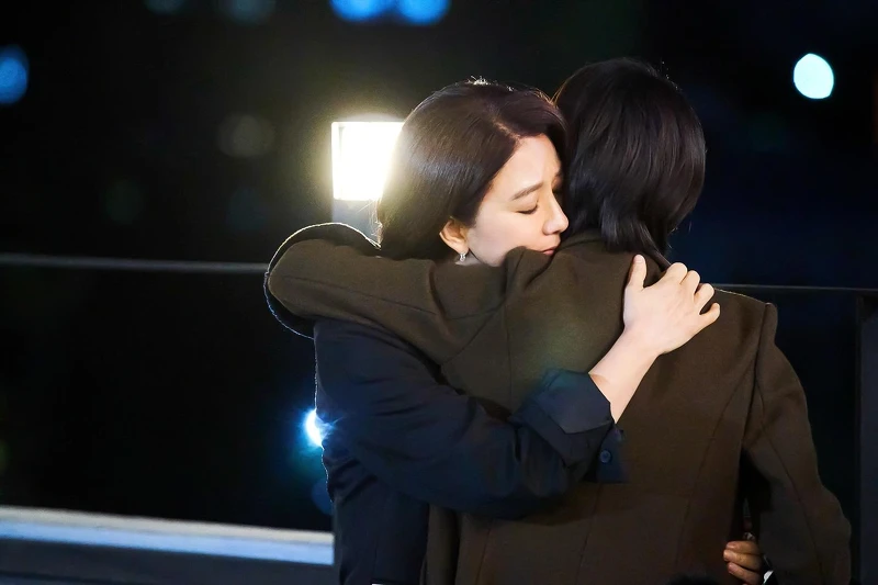 《造后者》黃導譆(左)吳景淑(右)在選戰中,一個失去了父親,一個差點失去孩子的信任,雖然獲勝但也失去很多 《造后者》黃導譆(左)吳景淑(右)在選戰中,一個失去了父親,一個差點失去孩子的信任,雖然獲勝但也失去很多