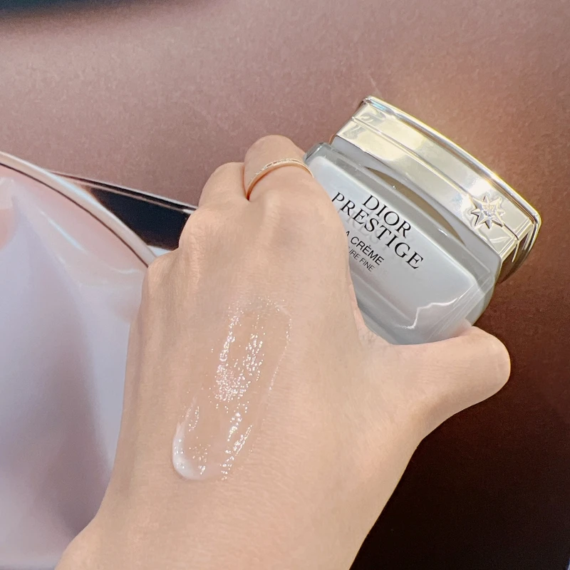 DIOR迪奧精萃再生玫瑰賦活乳霜(輕質型)質地。 DIOR迪奧精萃再生玫瑰賦活乳霜(輕質型)質地。