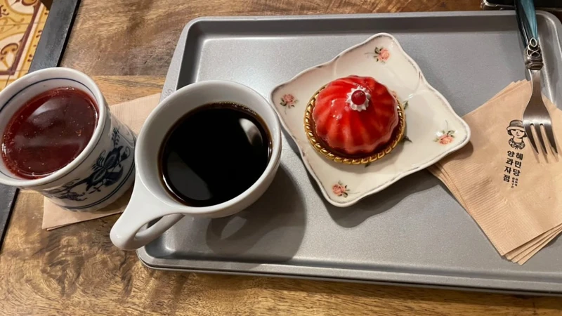 惠民堂的甜點及咖啡韓藥房的咖啡。 惠民堂的甜點及咖啡韓藥房的咖啡。