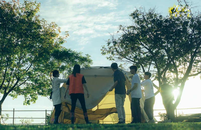 眾人互相協力搭帳篷。