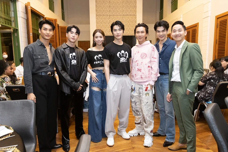 左起Apo、Nonkul(查農)、宋芸樺、曾敬驊、Pond(隱藏的王牌製作人)、Mile、Poppy(愛奇藝泰國站總經理)