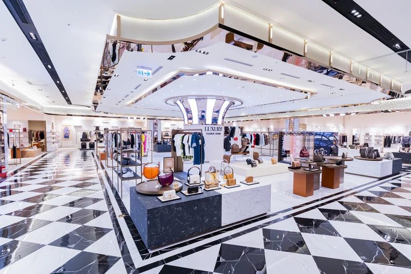 義大Outlet Mall全台獨家引進義大利OLBIA渡假勝地的精品OUTLET名店LUXURY MALL。 