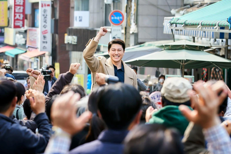 《造后者》柳秀榮飾演白宰民,在傳統市場裡推都更議題獲得高人氣 《造后者》柳秀榮飾演白宰民,在傳統市場裡推都更議題獲得高人氣