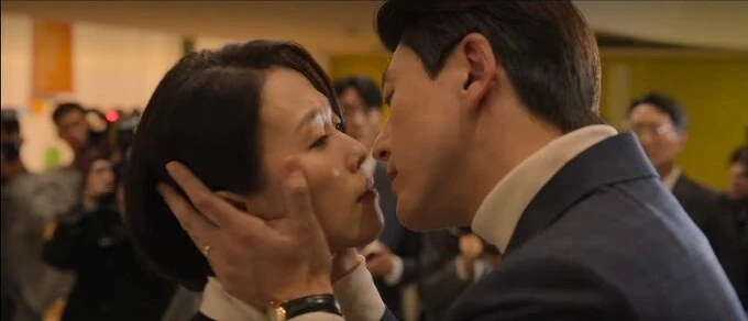 《造后者》白宰民照本演出,還加碼在媒體記者面前親吻妻子殷彩領(金璽碧飾) 《造后者》白宰民照本演出,還加碼在媒體記者面前親吻妻子殷彩領(金璽碧飾)