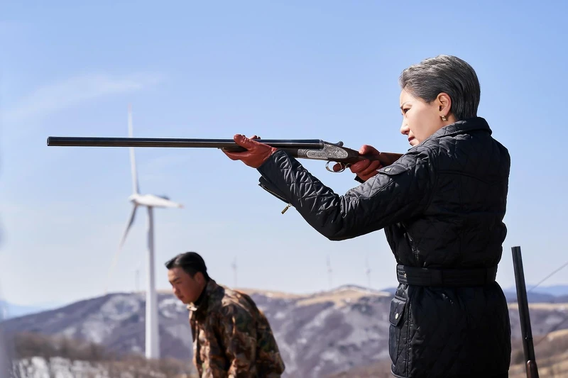 《造后者》孫會長(徐梨淑飾)出外打獵,一槍斃命禽鳥被獵犬叼回,上流社會的休閒活動隱喻可怕血腥的政治野心 《造后者》孫會長(徐梨淑飾)出外打獵,一槍斃命禽鳥被獵犬叼回,上流社會的休閒活動隱喻可怕血腥的政治野心