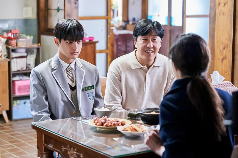 《造后者》吳景淑告訴丈夫(中)(玄奉植飾)和兒子(左)(朴祥勛飾)要投入市長選舉,兒子反對,進行無言的抗議 《造后者》吳景淑告訴丈夫(中)(玄奉植飾)和兒子(左)(朴祥勛飾)要投入市長選舉,兒子反對,進行無言的抗議