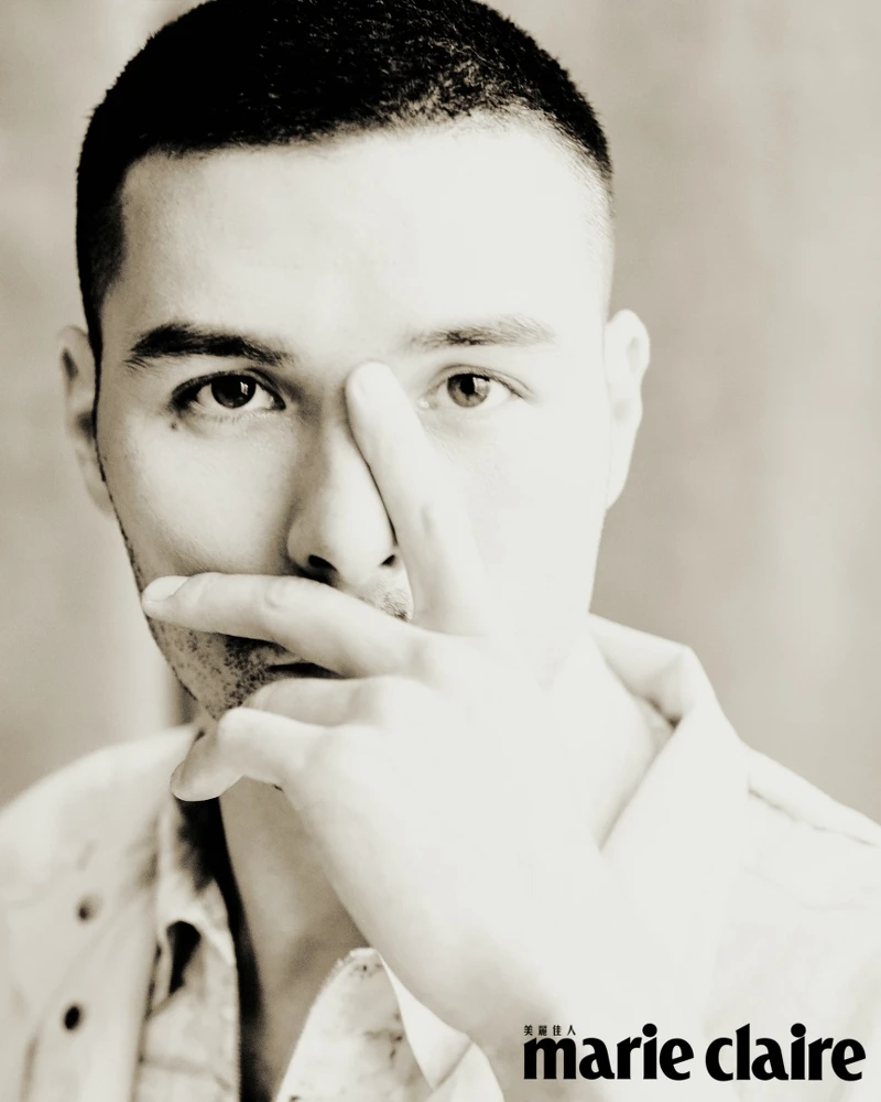 紫丁香色圖紋印花拉鍊式 Polo 衫、紫丁香 Parka 風衣、棕色長褲，all by Hermes。