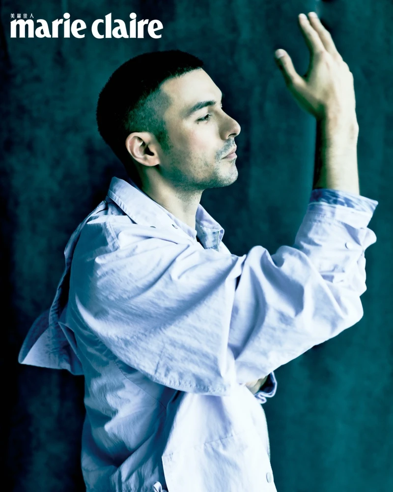 紫丁香色圖紋印花拉鍊式 Polo 衫、紫丁香 Parka 風衣、棕色長褲，all by Hermes。