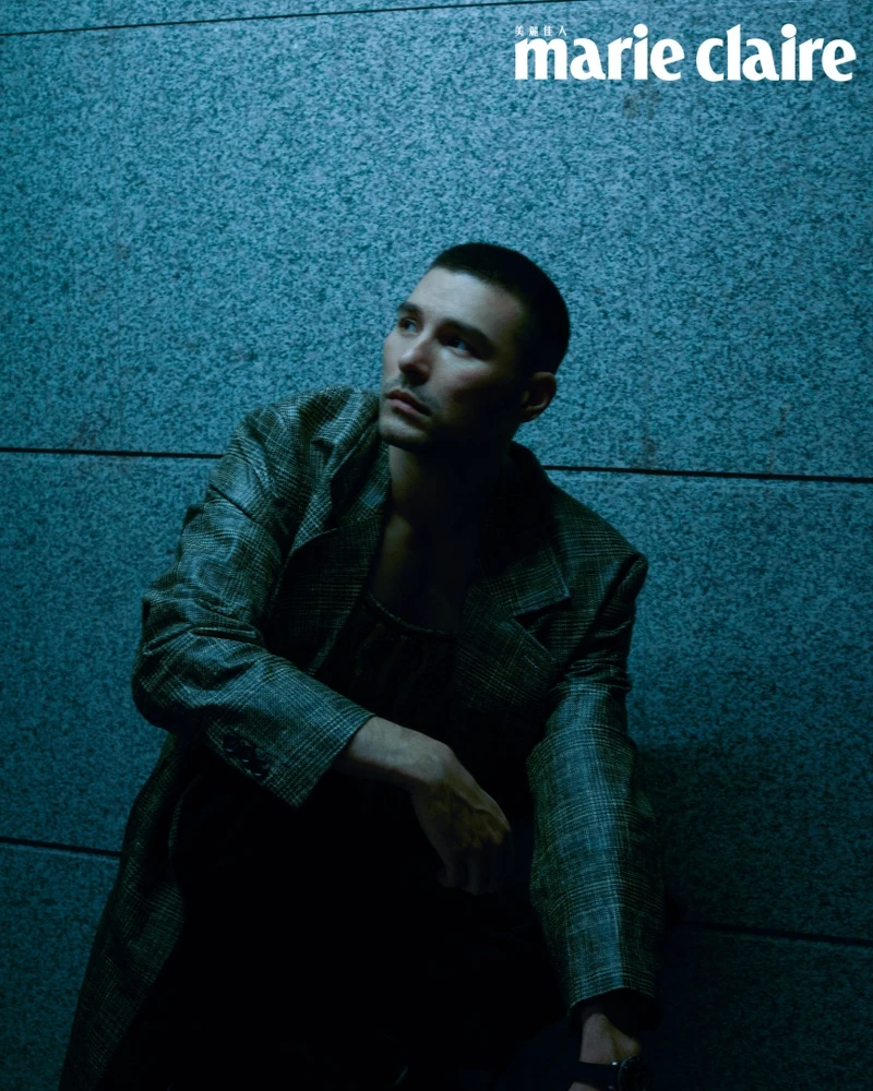 白色背心、圖紋針織背心、長版大衣，all by Bottega Veneta；MONTBLANC 1858系列 Iced Sea 日期顯示自動腕錶，MONTBLANC。