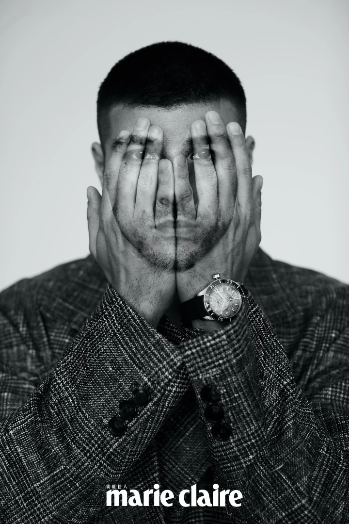 白色背心、圖紋針織背心、長版大衣，all by Bottega Veneta；MONTBLANC 1858系列 Iced Sea 日期顯示自動腕錶，MONTBLANC。